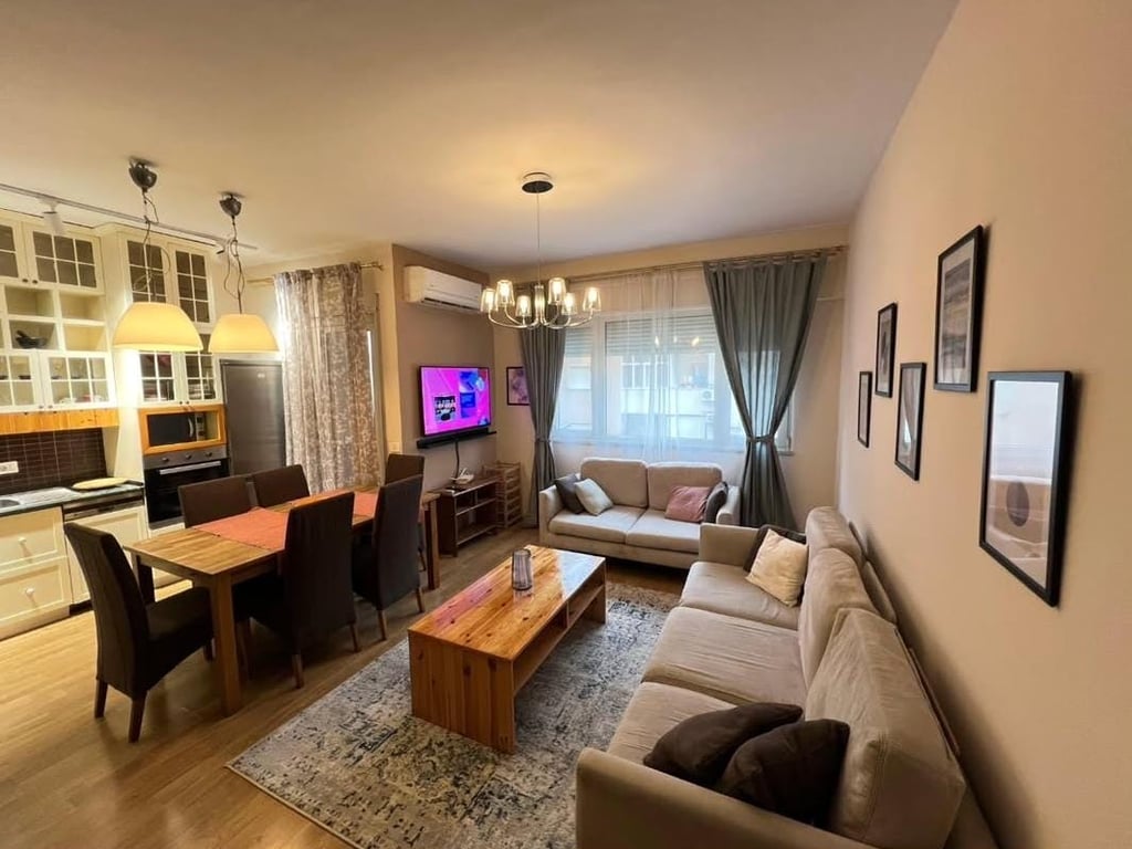 Aprtament 2+1 me qira tek Komuna e Parisit