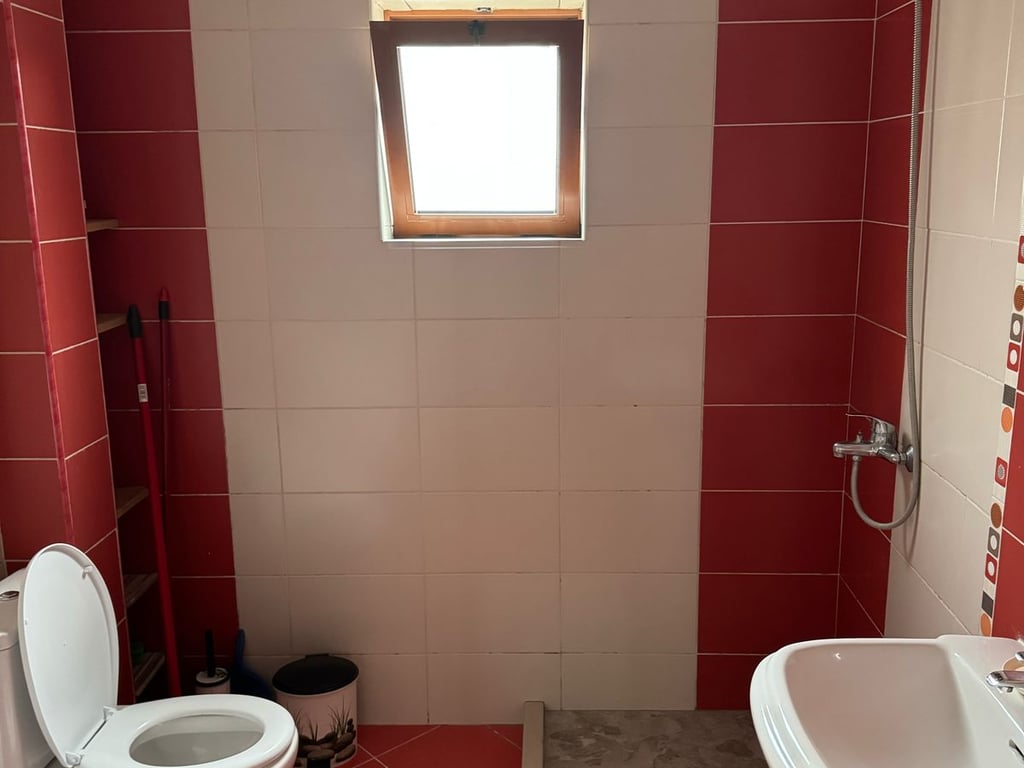 Jepet me qera Apartamenti 2+1 Rruga 5 maj , prapa concord center prane big market  Cmimi: 450mije leke