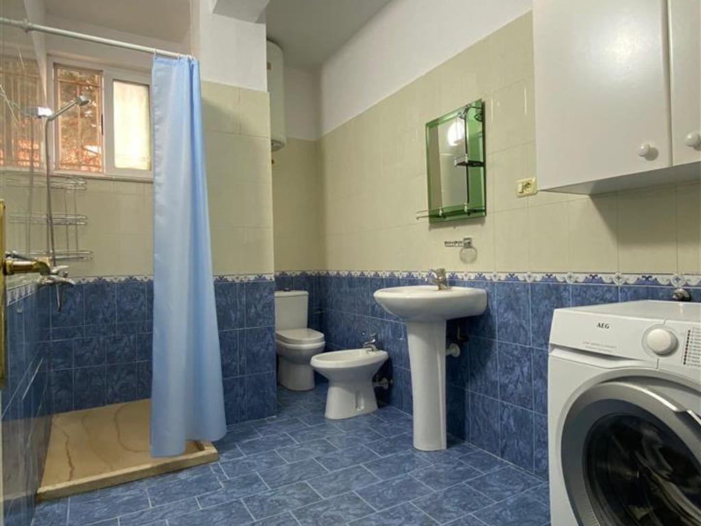 Jepet me Qera Shtepia 2+1,  Rruga Imer Ndregjoni, prane Shkolles se Bashkuar 500 euro