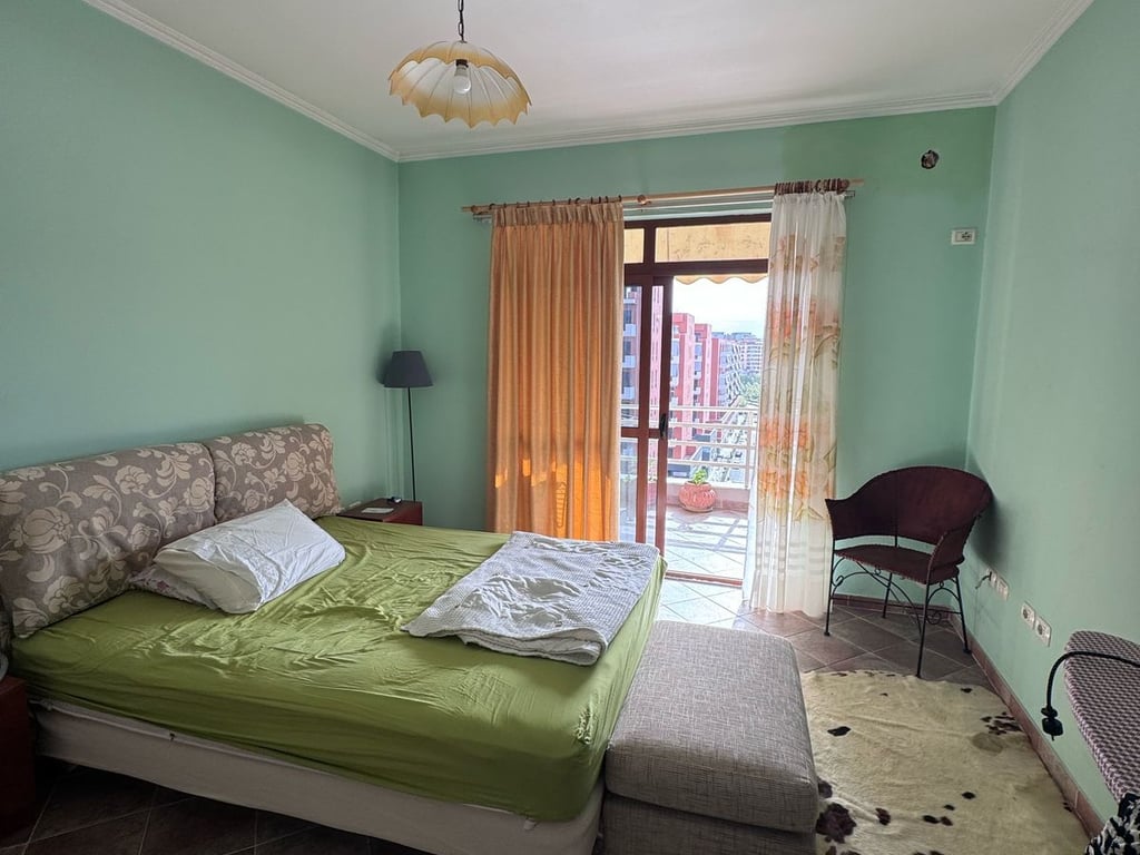 Jepet me qera Apartamenti 1+1 , rruga Kavajes perballe Noves ( del dhe tek Ura Nisherakut )  Cmimi: 550 euro 