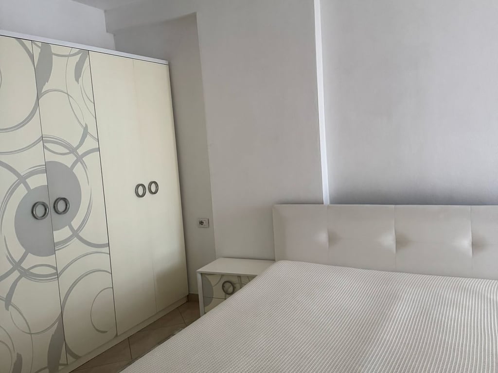 Affittasi appartamento 2+1+2, Astir dietro Eja Studio. Prezzo: 550 euro.