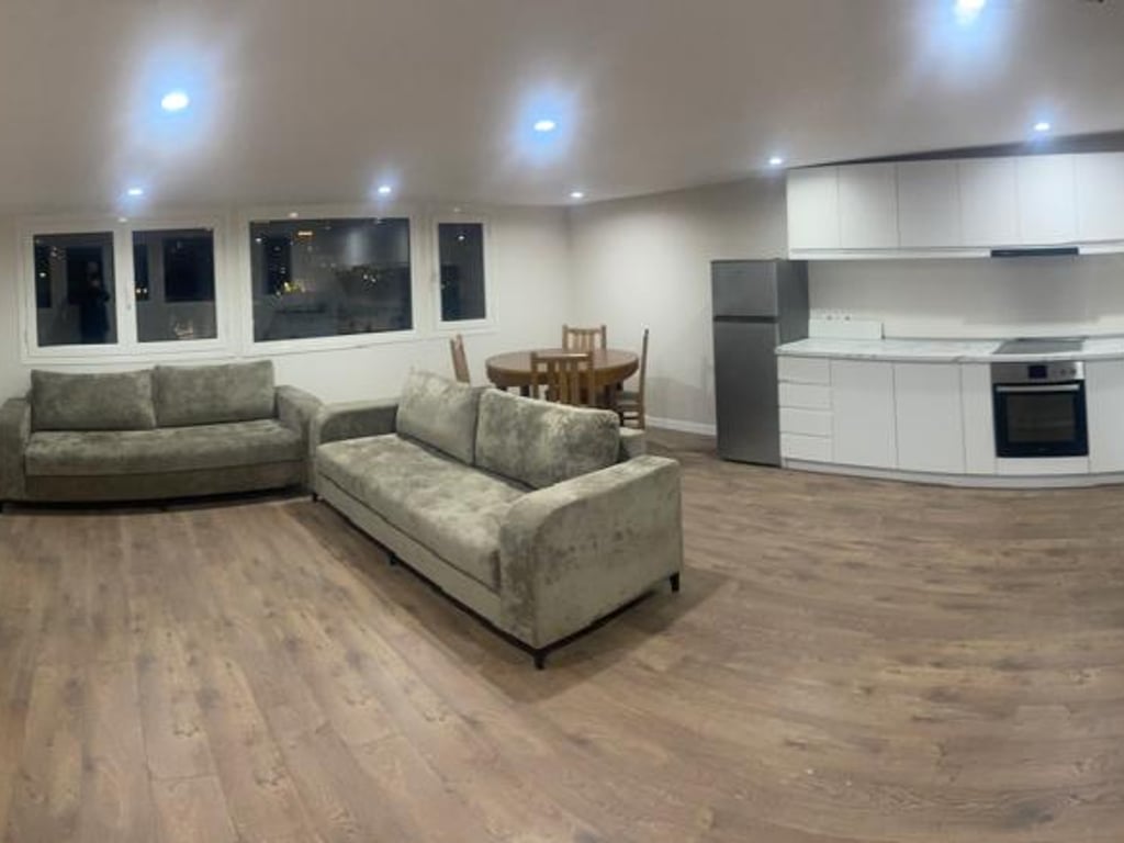 Jepet me qera Apartamenti 1+1, Rruga Siri Kodra prane Kompleksit Kontakt Cmimi: 400 Mije leke