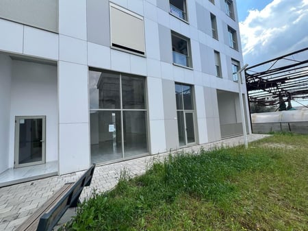 Ofrojme nje ambjent komercial te madh dhe te ndritshem me qera ne nje nga lagjet me me prespektive te Tiranes, prane Bulevardit te Ri. Me një sipërfaqe bruto prej 177 m2 (161m2 neto)
