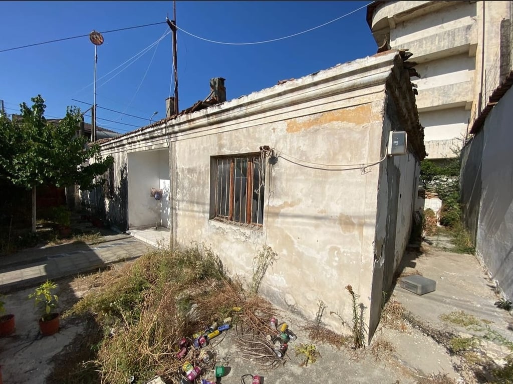 Kavaje, shtëpi e vjetër me truall, pak m nga shetitorja "Josif Budo", Kavaje