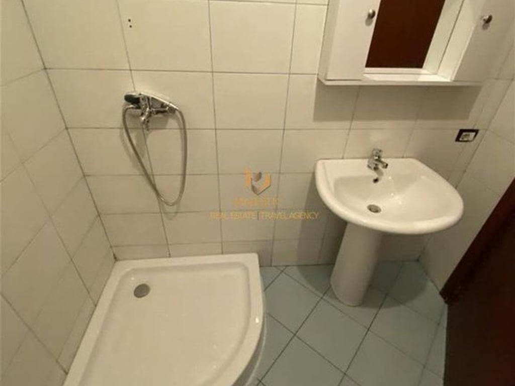 A 1+1 apartment is available for rent at Vila L 1.