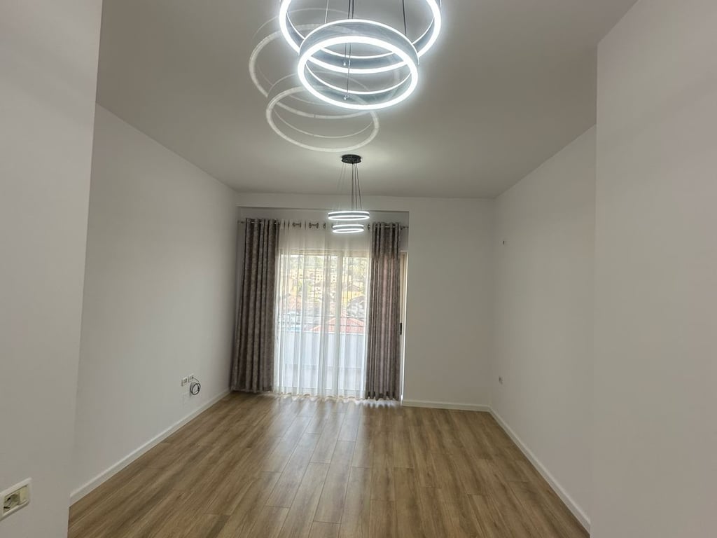 Shitet Super Apartament 1+1 92,000€  ne Yzberish Misto Mame,Yzberisht