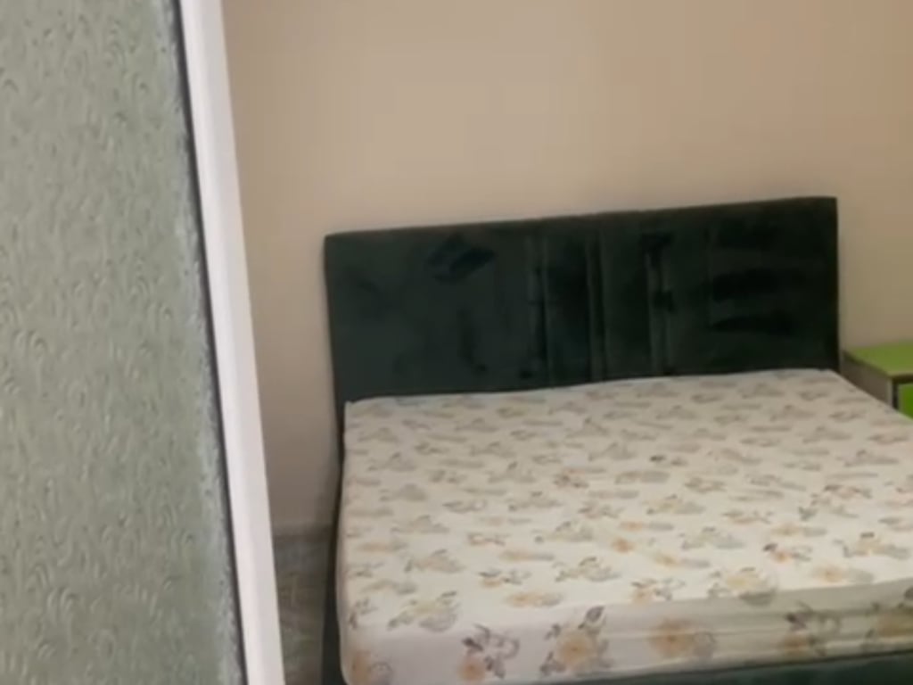 Jepet me qera hyrje 1+1,kati i pare i nje shtepie 2 kateshe te shkolla e Kuqe