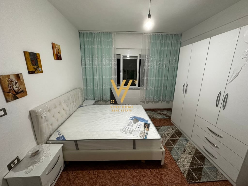 AFFITTASI IL PIANO DI UNA VILLA IN VIA HYSEN KAZAZI 40.000 LEK.