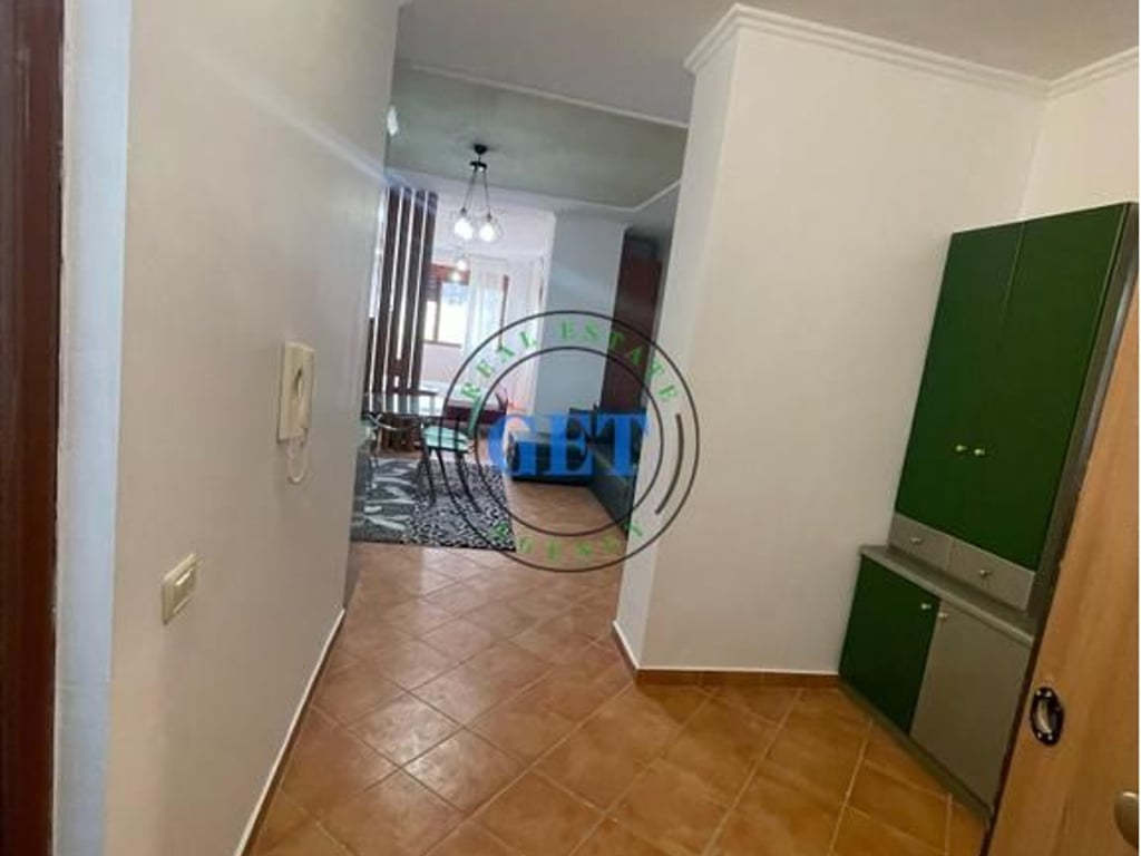 Disponojmë për shitje një Apartament 1+1 pranë Shkollës "Bajram Curri" në Plazh.