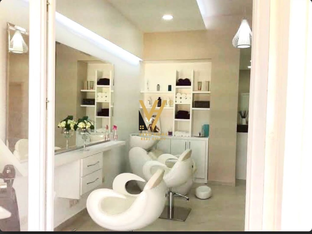 JEPET AMBIENT BIZNESI 73 M2 ME QERA TEK KOPSHTI BOTANIK 500 EURO