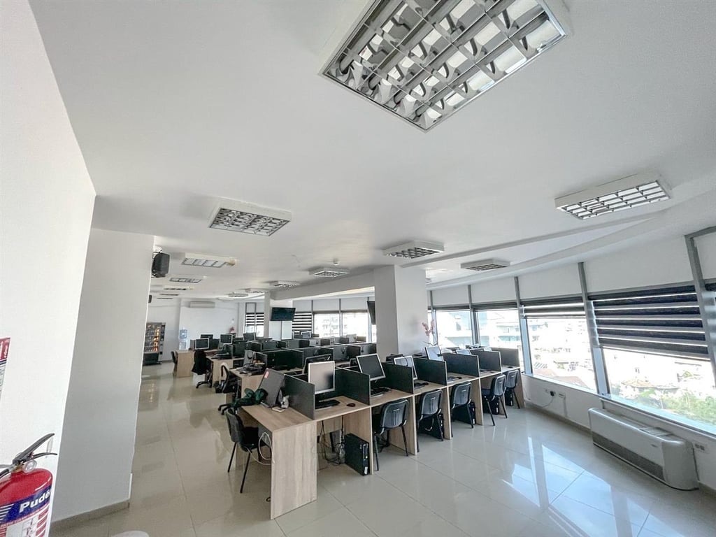 JEPET ME QERA  ZYRE 300M2 3000 EURO QENDER SELVIA