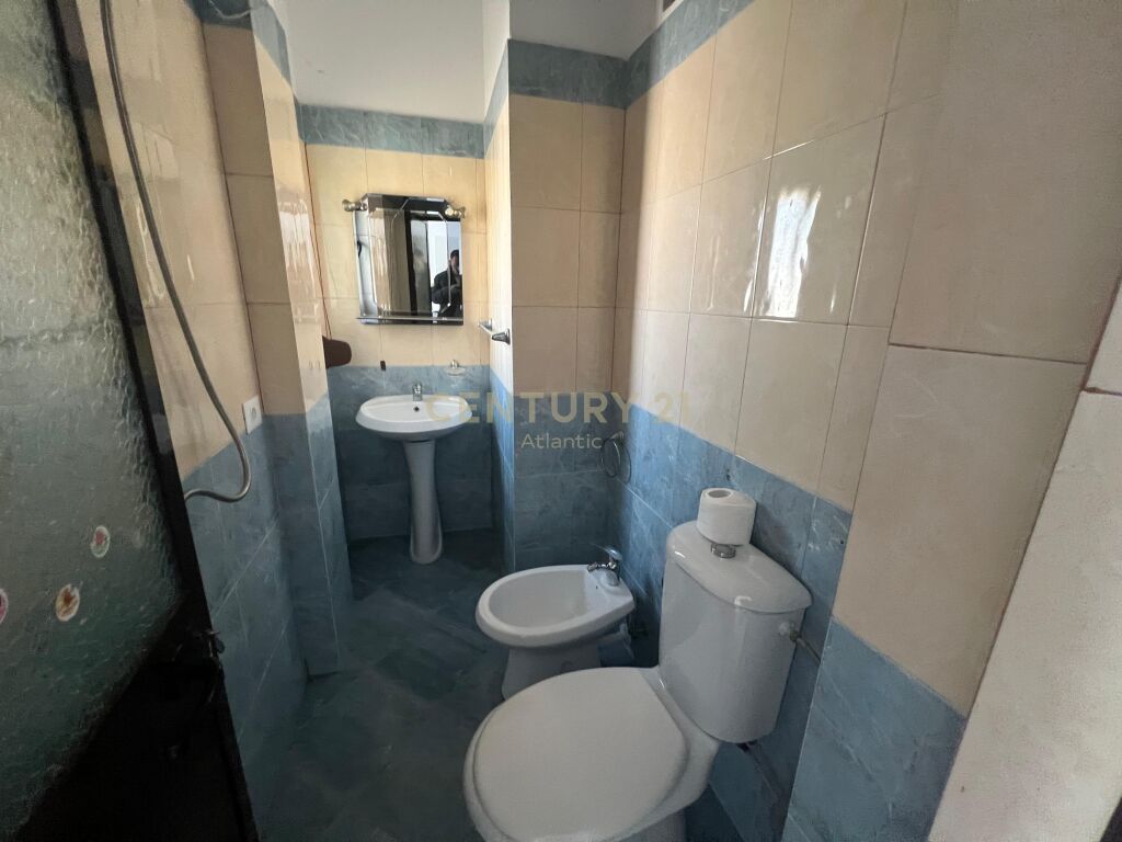 JEPET ME QIRA APARTAMENT 2+1+2 TUALETE TEK ISH RAJONI NE DURRES !