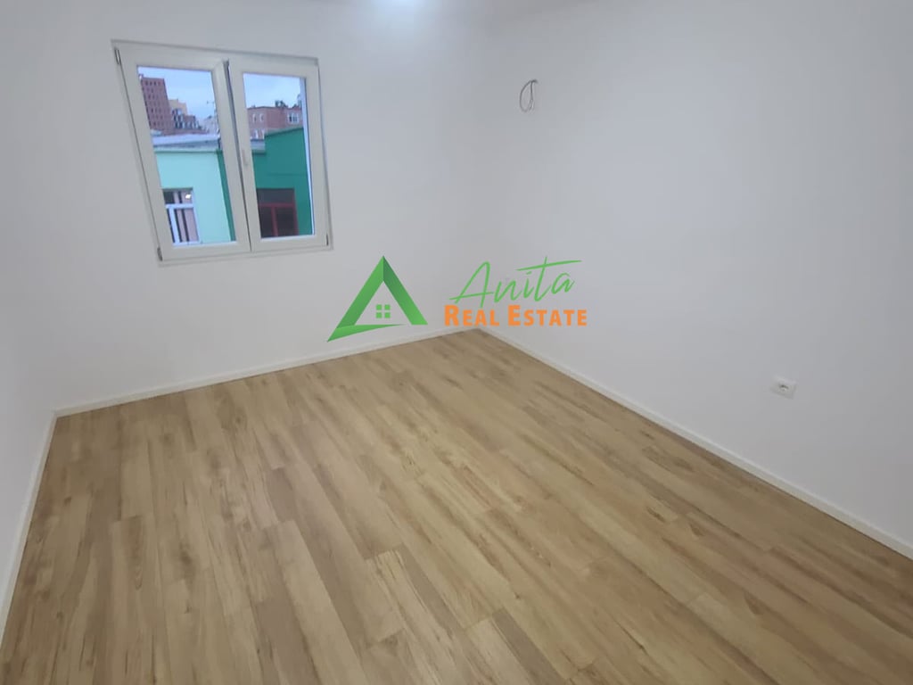 Rruga 4 Deshmoret ofrojme per shitje apartament 1+1