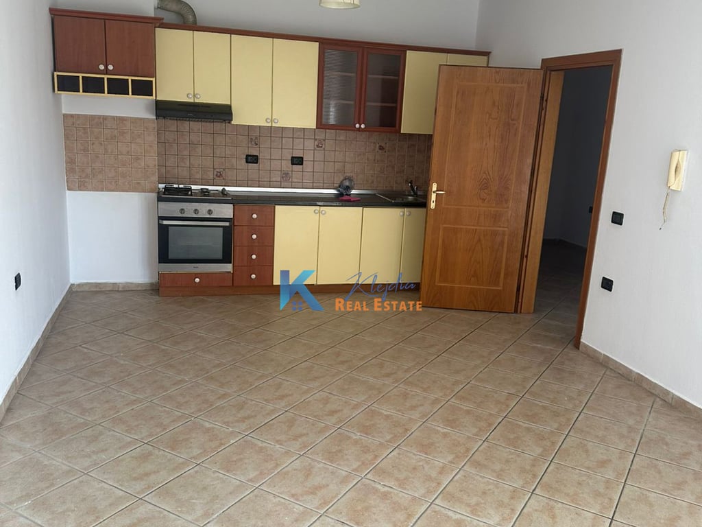 Apartament 1+1 per qira te ish Nshrak, pas Sq21