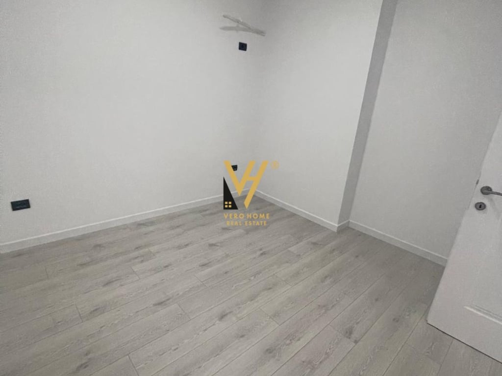 JEPET AMBJENT 75 M2 ME QERA TEK MYSLYM SHYRI 1.000 EURO