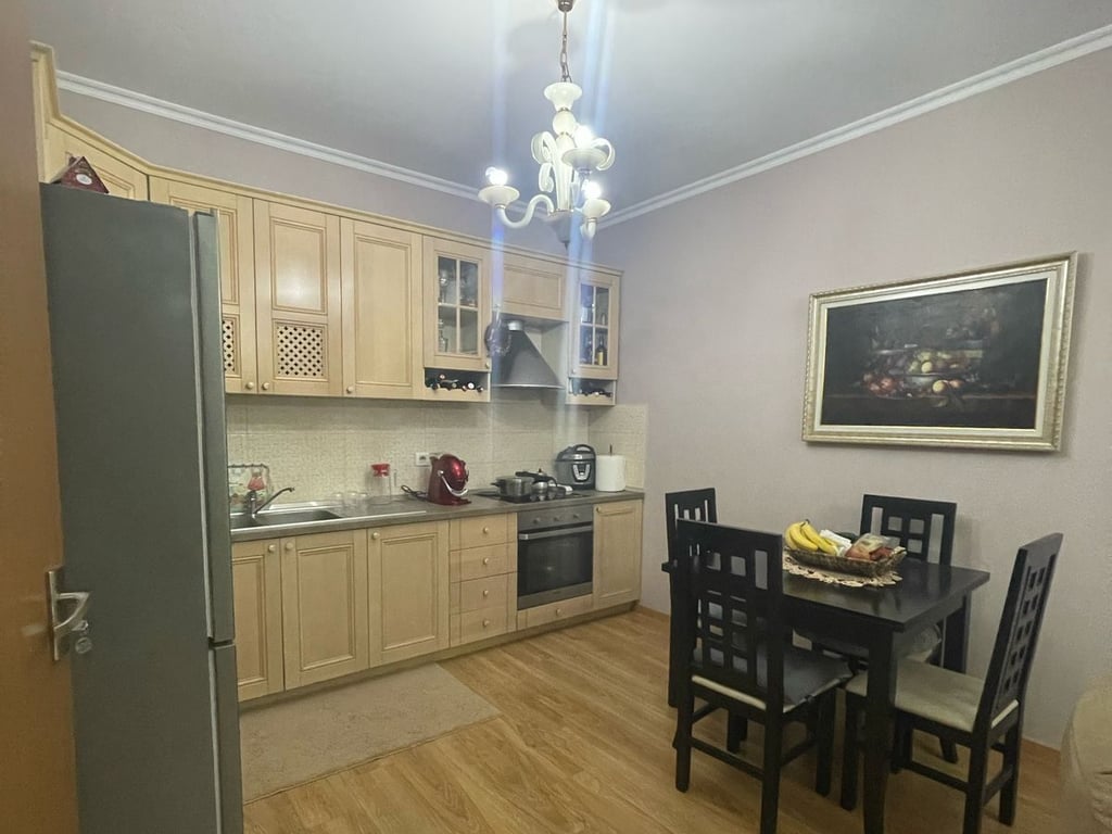 Jepet me qera Apartamenti 2+1, rruga Besim Alla prane pallateve Cabej ( Yzberisht)  Cmimi: 450 euro 