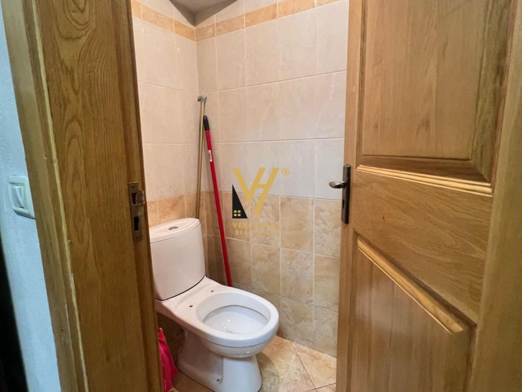 OFFICE 18 M2 FOR RENT AT THE OLD EXHIBITION FOR 30,000 LEK.