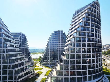 🏢 JEPET APARTAMENT 2+1 ME QIRA PËR ZYRA TË NDYSHME TE LAKE VIEW 🏙️