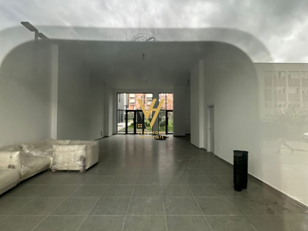 JEPET DYQAN 131 M2 ME QERA NE KINOSTUDIO 2.000 EURO
