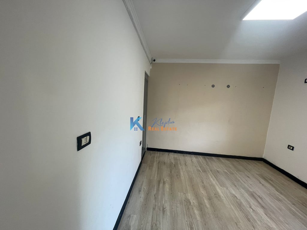 Dyqan per qira te 21 Dhjetori, afer Kryqezimit