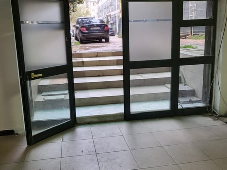 Ambiente commerciale in affitto