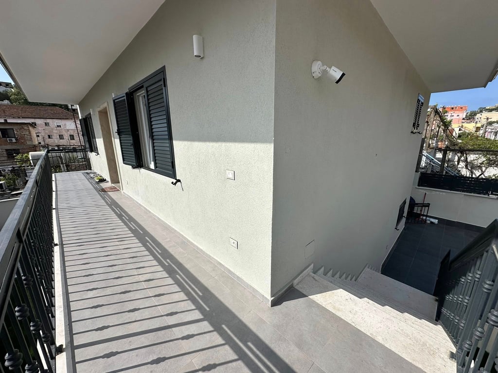 VENDITA VILLA • Buona posizione strategica molto vicino alla scuola Eftali Koci e alla nuova strada a Currila.