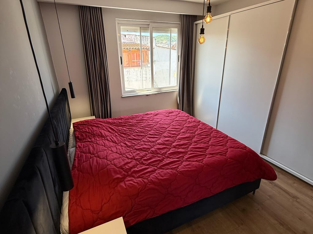 Jepet me Qera  apartament luksoz  1+1 (siperfaqe 70 m2 ) tek Komuna  e Parisit!