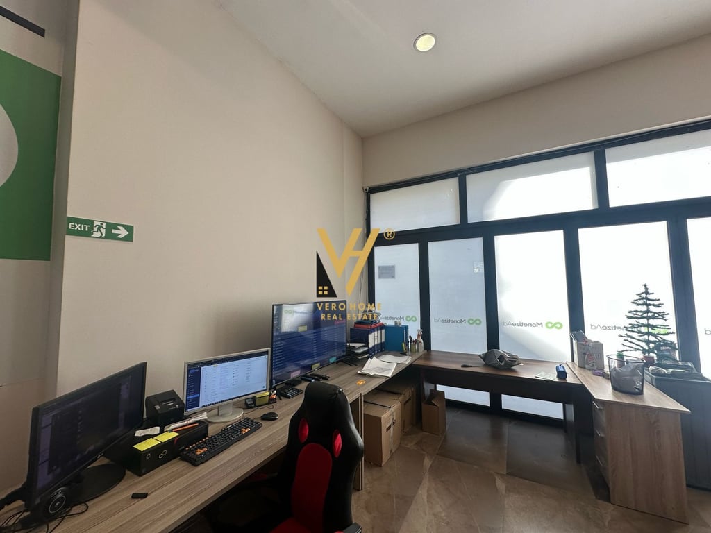 STORE FOR SALE 86 M2 ON 21 DECEMBER 215,000 EURO