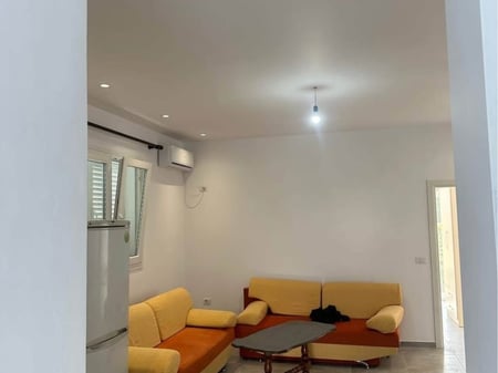 For rent, an unfurnished entrance with a 1+1 layout and porcelain tiles.