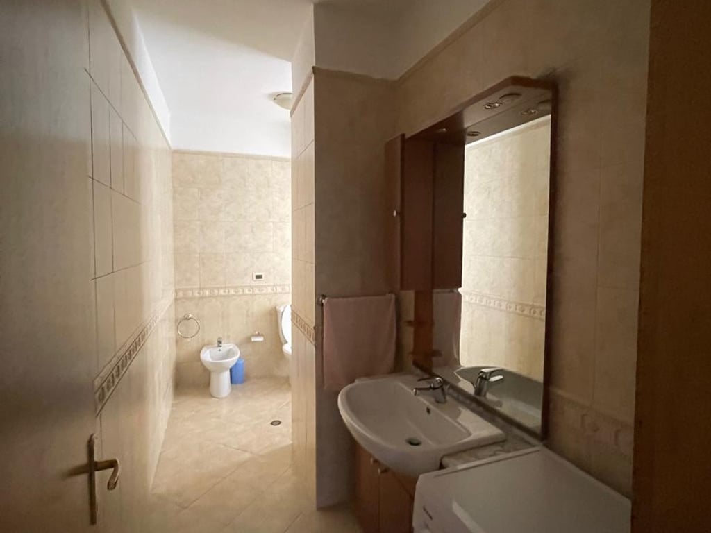 Jepet me qera apartament 2+1 ne Bllok 800 euro