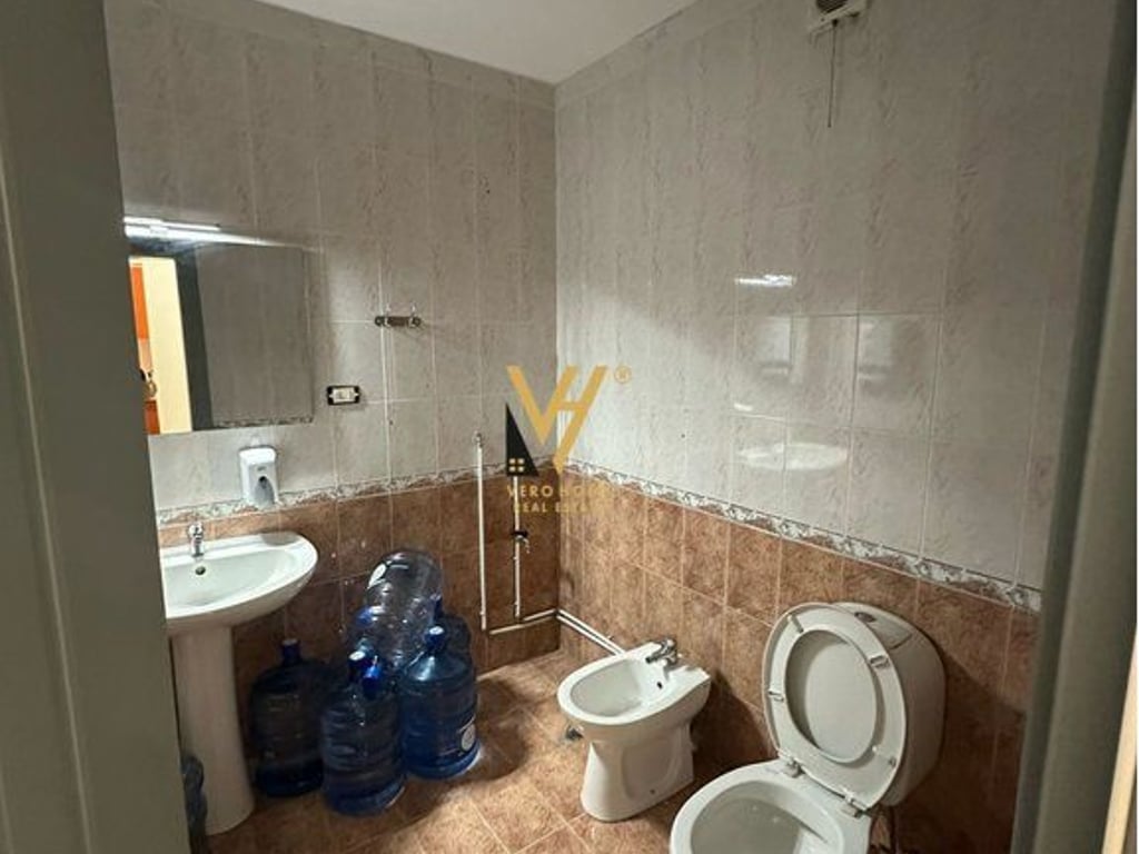 JEPET ZYRE 120 M2 ME QERA NE ISH BLLOK 1.000 EURO