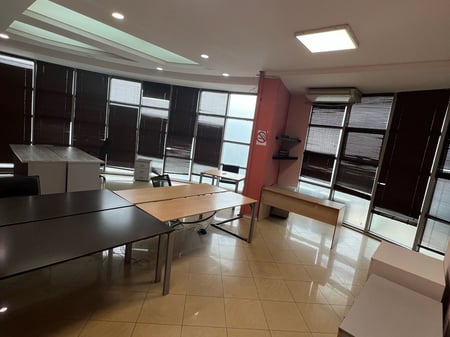 Zyre me qera tek Zogu i Zi (ID BZ2603) Tirane
