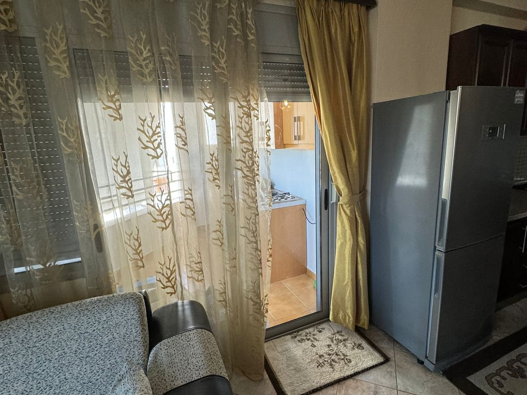 Apartament 3+1 per Qira, Fresk, Thesari!