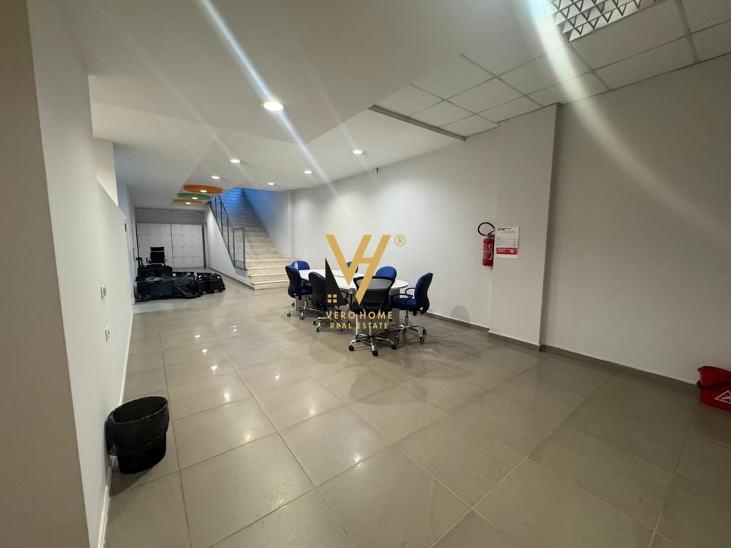 JEPET ZYRE 1.300 M2 ME QERA PRANE HOTEL HILTON , KOMPLEKSI DELIJORGJI 12.000 EURO