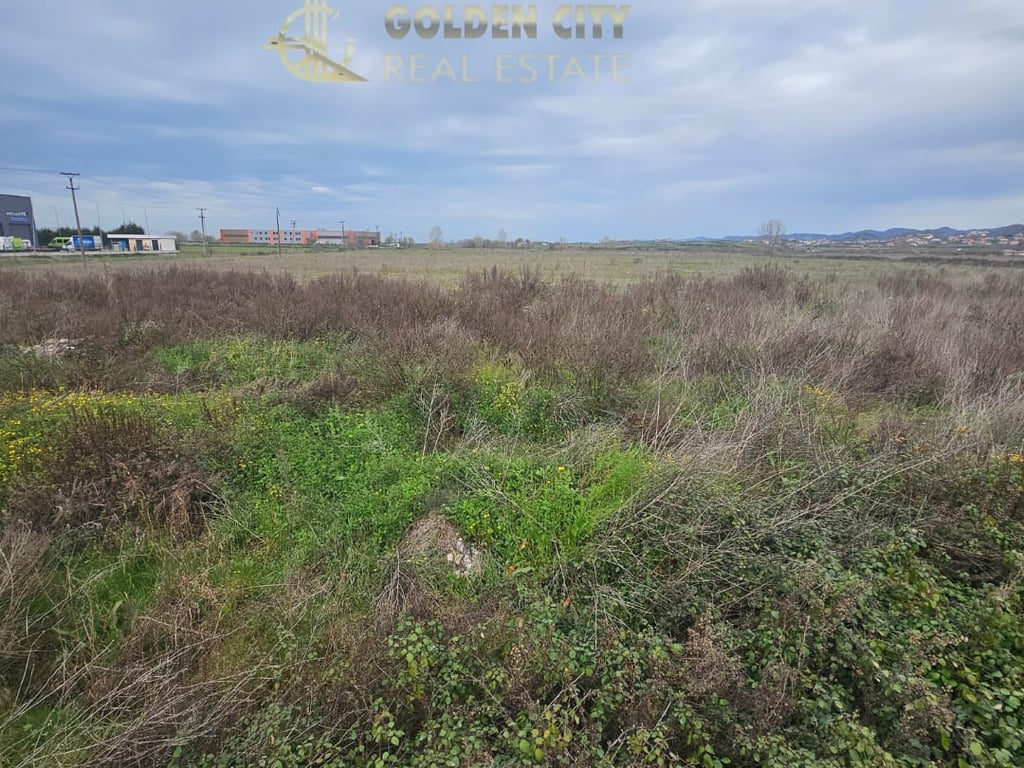 Vendesi terreno sull'autostrada Tirana - Durazzo.