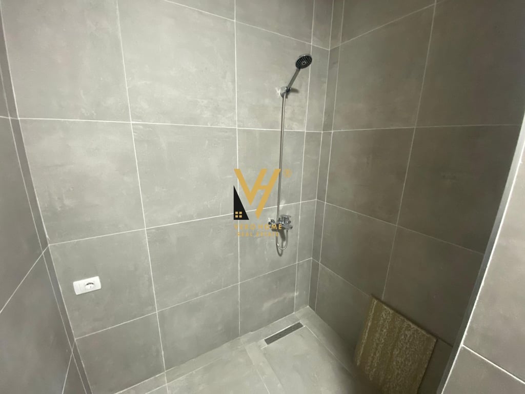 JEPET ZYRE 120 M2 ME QERA TE KOMPLEKSI KONTAKT ,21 DHJETORI 650 EURO