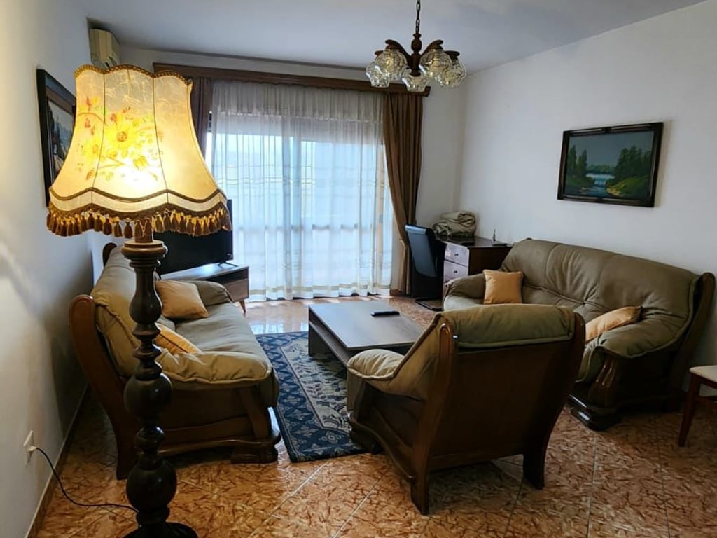 Jepet me qera Apartamenti 2+1 ; Pallati me shigjeta Cmimi: 500 euro