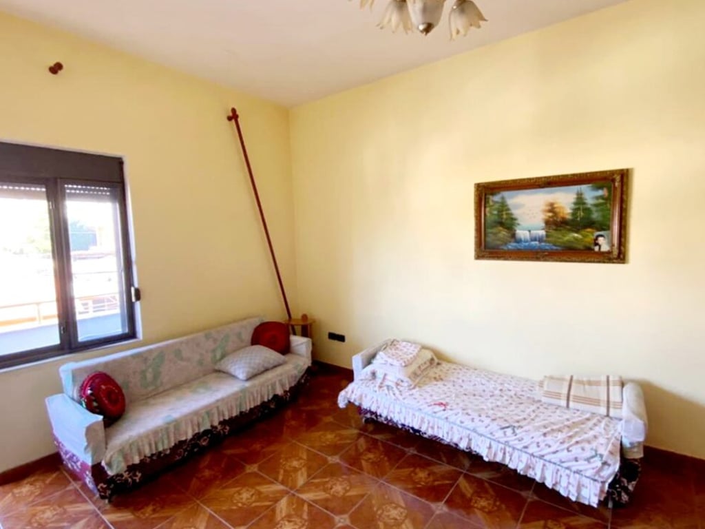 😍🏤A 4-story building is for sale by the road near "Supermarket Myftiu 2", a few meters from the main boulevard "Indrit Cara", Kavajë.