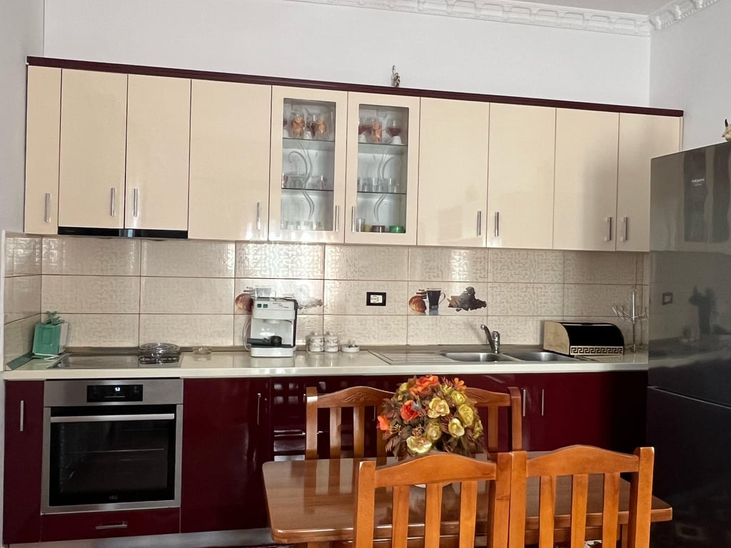 Jepet me qira apartament 2+1 + nje post parkim te Bulevardi i Ri, prane Qendres