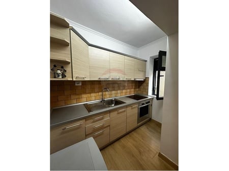 Apartament 3+1 per qira tek Rruga Bardhy Farmacia 10 !