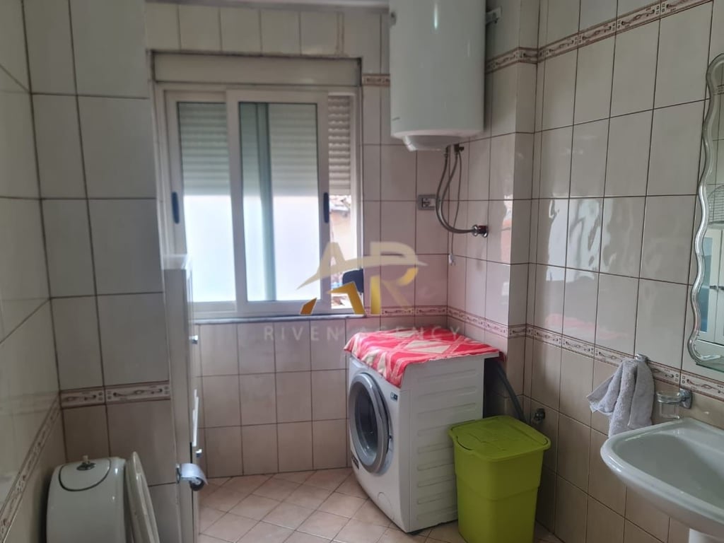 Jepet me qera apartament 1+1 te Rruga e Durresit
