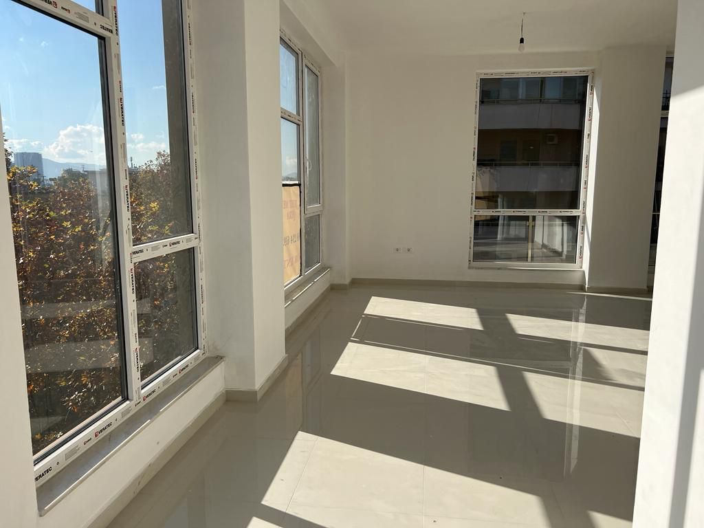 Zyra me qira tek Stacioni i Trenit!