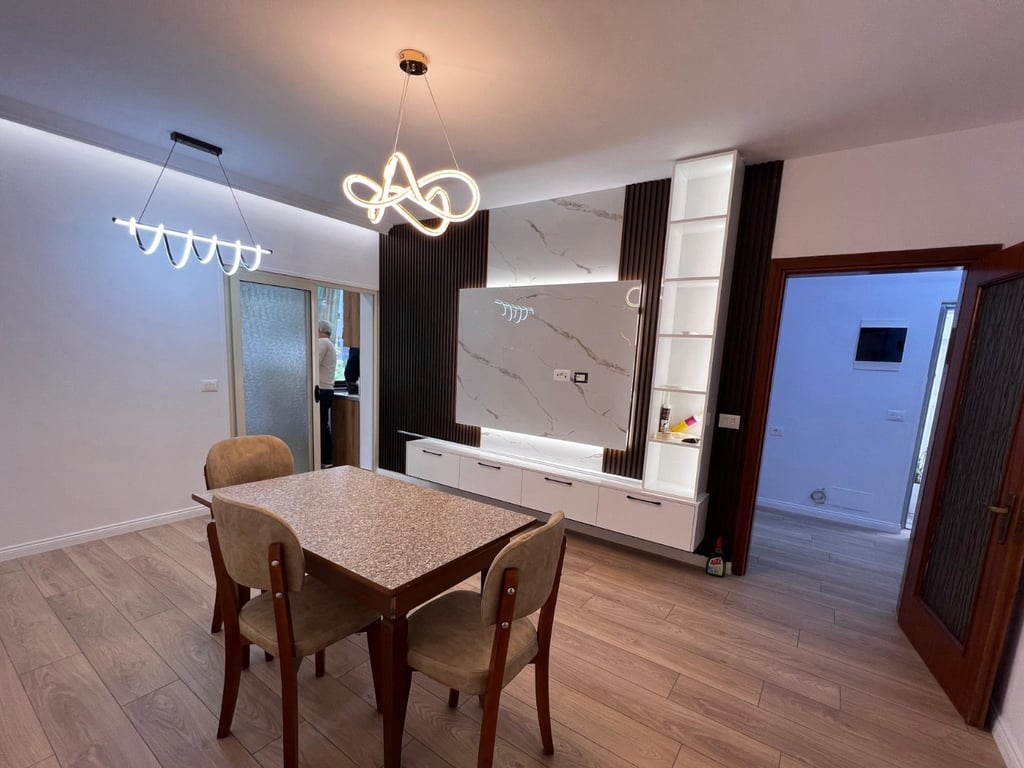 Jepet me qera Apartamenti 2+1 , Zogu i Zi prane Ringut perballe Kastratit  Cmimi: 500 mije leke 