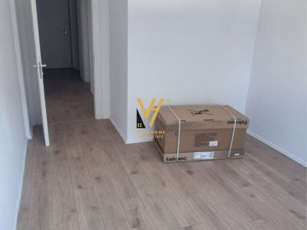 JEPET ZYRE 117 M2 ME QERA NE BLLOK 1.250 EURO