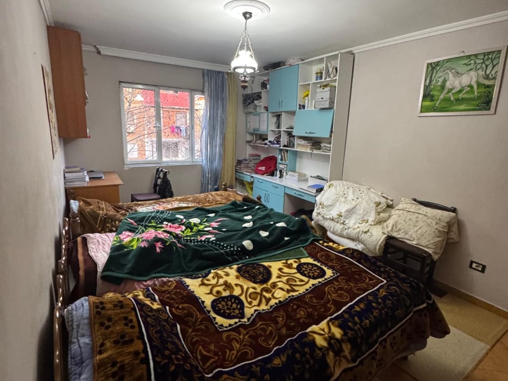 Vendesi appartamento 2+1 vicino al Liceo Cajupi!