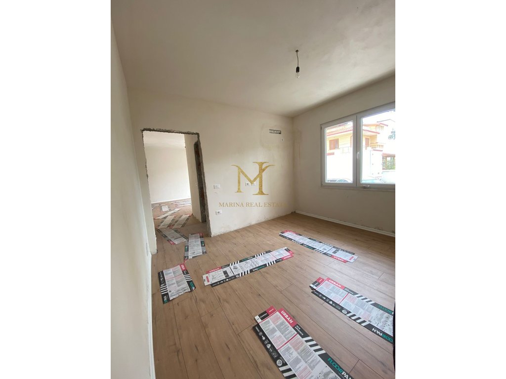 VENDESI APPARTAMENTO PRESSO IL MERCATO INDUSTRIALE A DURAZZO!!