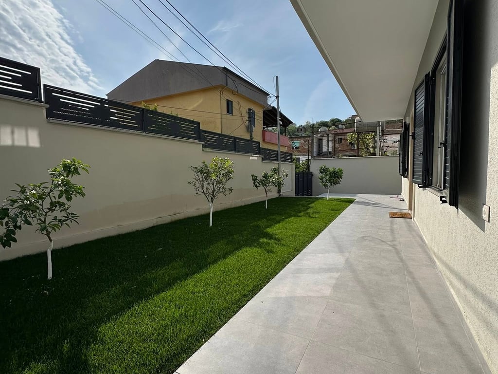 VENDITA VILLA • Buona posizione strategica molto vicino alla scuola Eftali Koci e alla nuova strada a Currila.