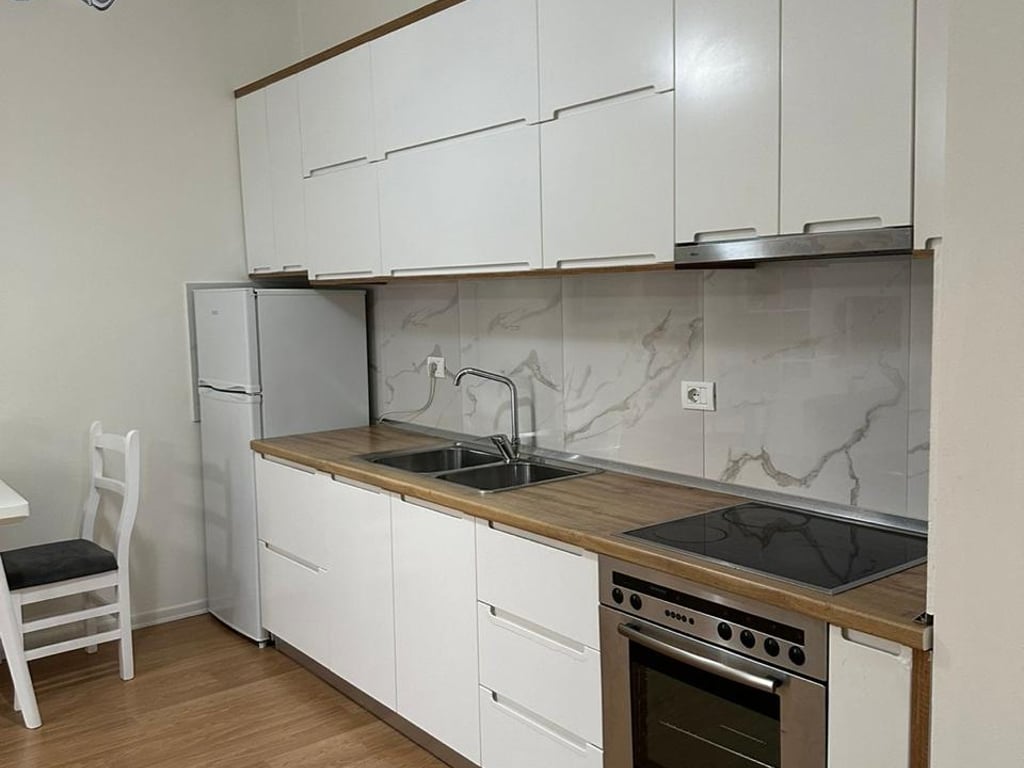 Jepet me qera Apartamenti 1+1 , Brryl perballe Maternitetit te Ri 500 mije leke 