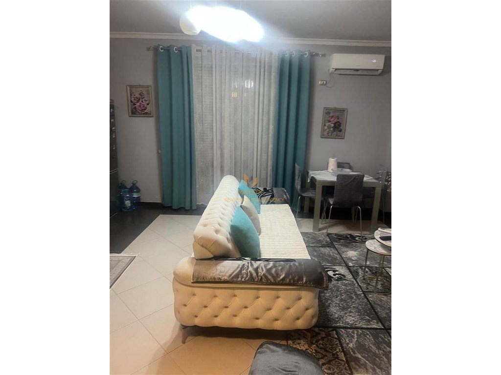 Vendesi appartamento 2+1 all'incrocio di Kamza.