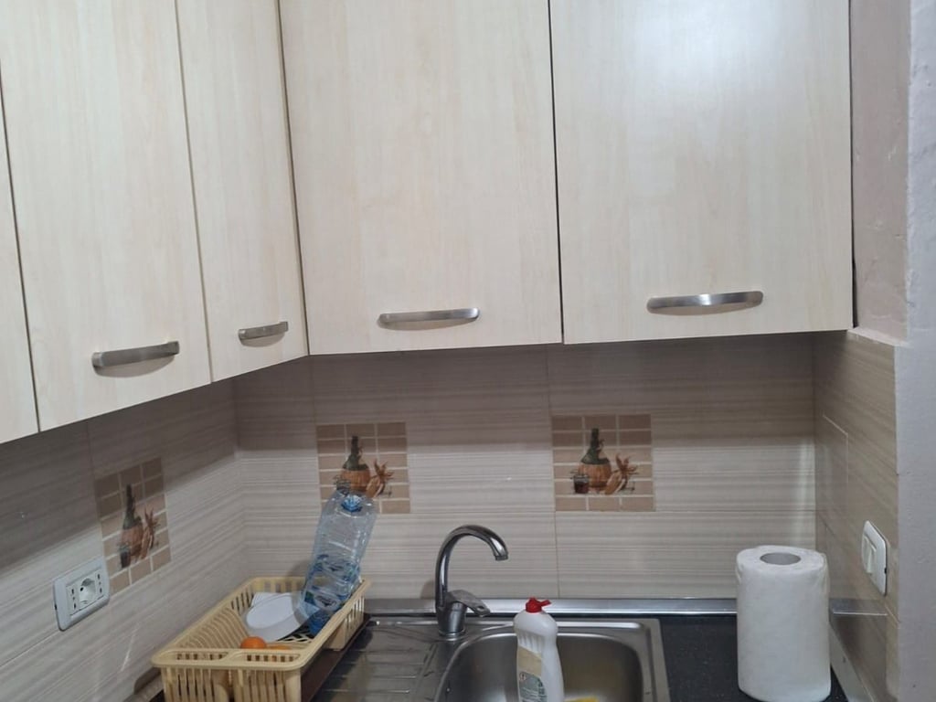 Affittasi appartamento 1+1, dietro la Medressa (via di Dibra) 400 mila lekë.